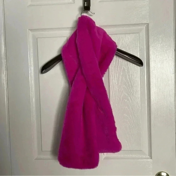 BANANA REPUBLIC Women’s Faux Hot Pink Plush Pull-Thru Scarf - Picture 6 of 7